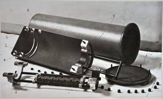 Ligne Maginot - Périscope type N - Caisse étanche de transport-stockage - Extrait de la notice provisoire de 1935. On voit bien le système d'étanchéité et le tube percé pour les sacs de silicagel.