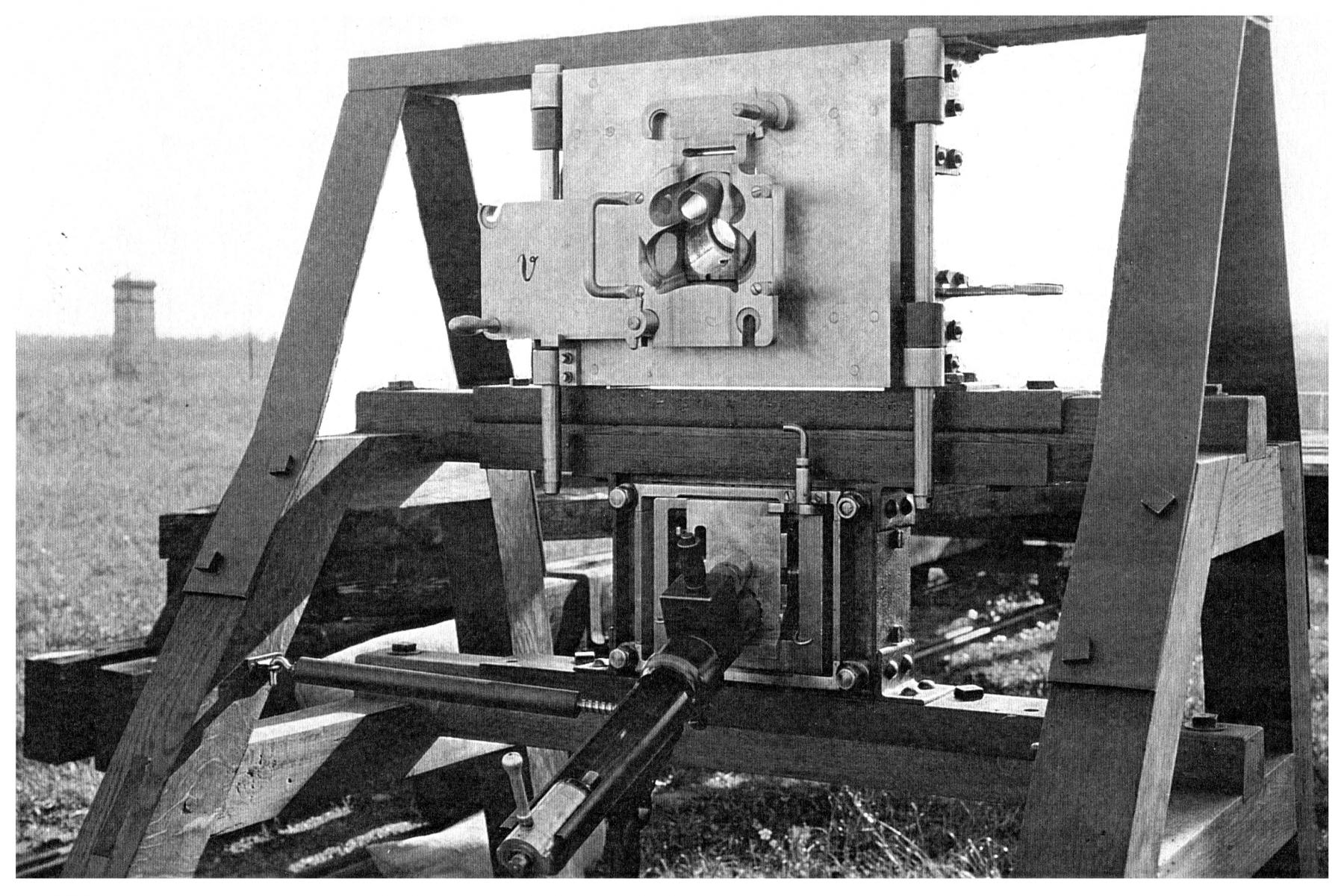 Ligne Maginot - Mortier de 50 - Support de porte et de cloche type A - Montage du prototype de support de porte (hait) et de cloche type A (Bas) lors des essais réalisés