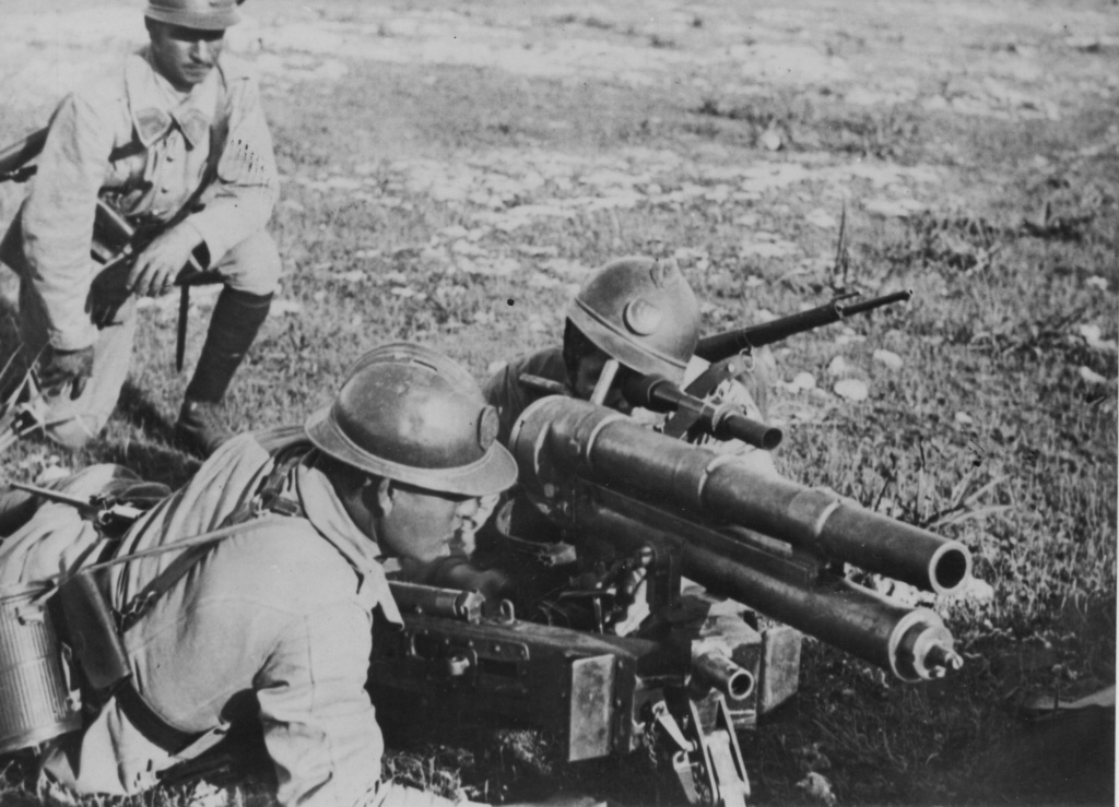 Ligne Maginot - Canon de 37 mle 1916 TR - Le canon et ses servants. 
Le tireur est à la  gauche de la pièce, le chargeur à la droite.
Le chef de pièce est en arrière