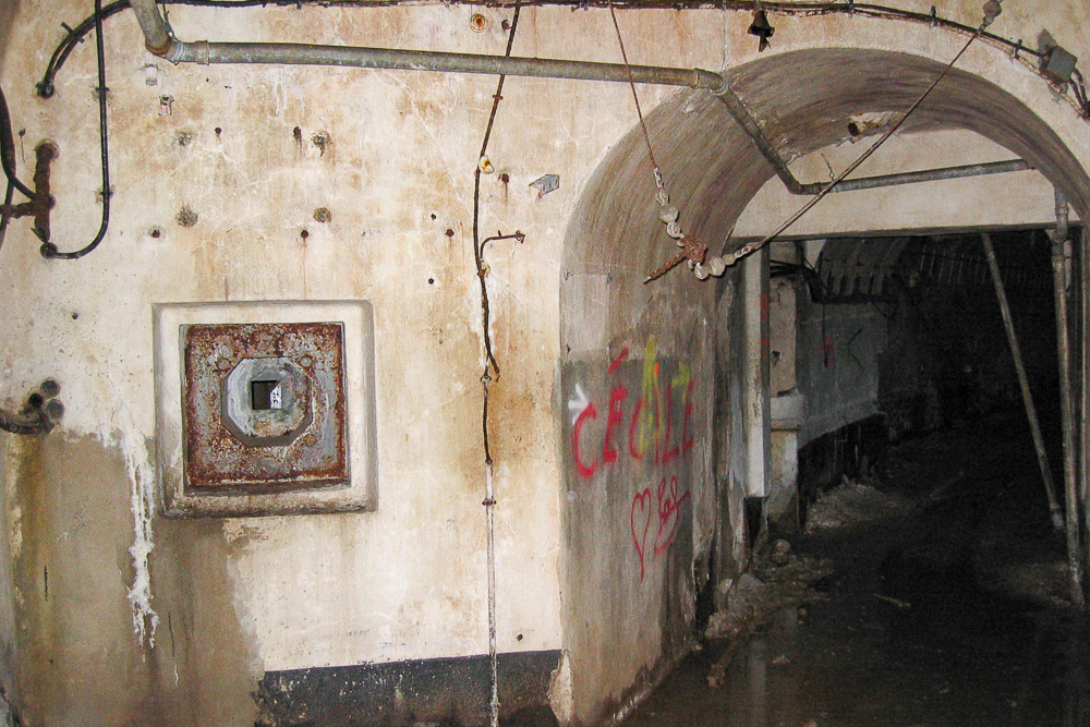 Ligne Maginot - SOETRICH - A11 - (Ouvrage d'artillerie) - Entrée des Munitions
Créneau de défense intérieure au pied de l'entrée et départ de la galerie