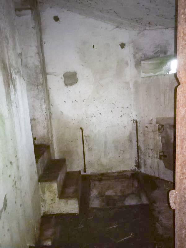 Ligne Maginot - GUEBENHOUSE 2 - (Blockhaus pour canon) - Attention au puits en bas des escaliers 
