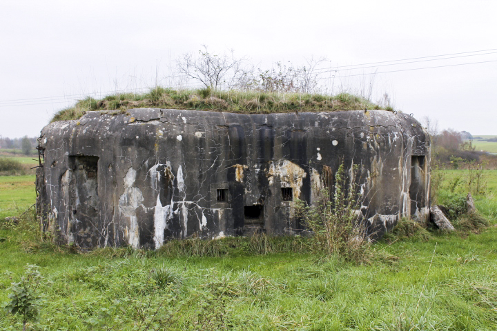 Ligne Maginot - CONFLUENT 3 - (Blockhaus pour arme infanterie) - Façade arrière
Les deux entrées, les aérations et le créneau de défense rapprochée.