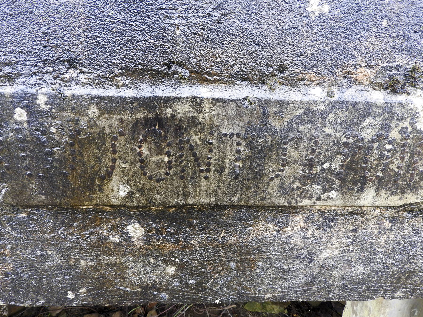 Ligne Maginot - MITTELSMUEHLE OUEST - (Blockhaus pour canon) - L'inscription en têtes de clous fichés dans le béton au dessus de l'entrée matériel.