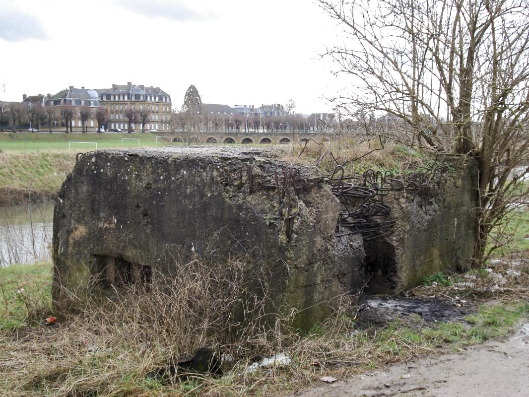 Ligne Maginot - RUE DES ECOLES - (Blockhaus pour arme infanterie) - Canal, vers le pont du prairie