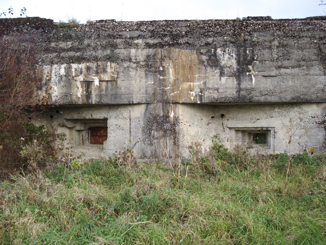 Ligne Maginot - CEZF-27  - LA HALLE SOUS LES COTES - (Casemate d'infanterie - double) - Face nord ouest, les créneaux
