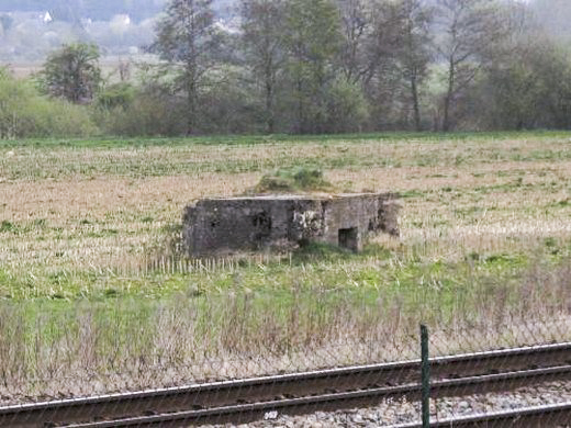 Ligne Maginot - 12 - LE PRE DE MEUSE - (Blockhaus pour arme infanterie) - Vue de l'arrière du blockhaus, avec son entrée