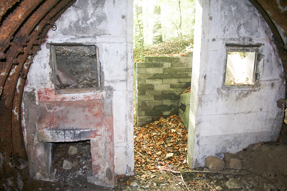 Ligne Maginot - BOIS DE LA COTE (169° RIF) - (PC de Sous-Secteur) - Dans l'une des alvéoles. Noter la cheminée peinte en rouge