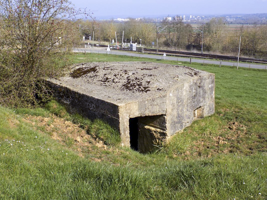 Ligne Maginot - C - CHATEAU DU LIRRY - (Blockhaus pour arme infanterie) - Face droite, l'entrée droite et créneau