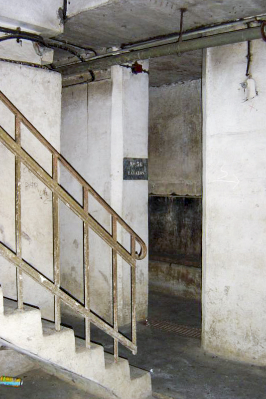 Ligne Maginot - HETTANGE GRANDE - X8 (QUARTIER ROUSSY - III/168°RIF) - (Abri) - Lavabos à l'étage inférieur et escalier de communication entre les deux étages