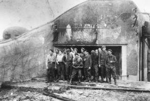 Ligne Maginot - EINSELING - A36 - (Ouvrage d'infanterie) - Photo de l'équipage devant la chambre de tir le 25 juin 1940
Sur la photo :Simon - Cochon - Lorentz - Matlinger - Baumgartener - Sgt Anstett