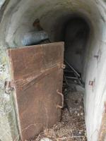 Ligne Maginot - ECLUSE D'HIRTZFELDEN CENTRE - (Blockhaus pour arme infanterie) - La porte du blockhaus et le début de la gaine de ventilation.