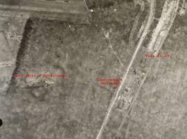 Ligne Maginot - MOLVANGE - (Casernement) - Vue aérienne du 11 mars 1940 sur laquelle on voit les deux blocs entrée de l'abri du Bois d'Escherange, le blockhaus Cb332, le casernement léger de Molvange et la voie de 60.