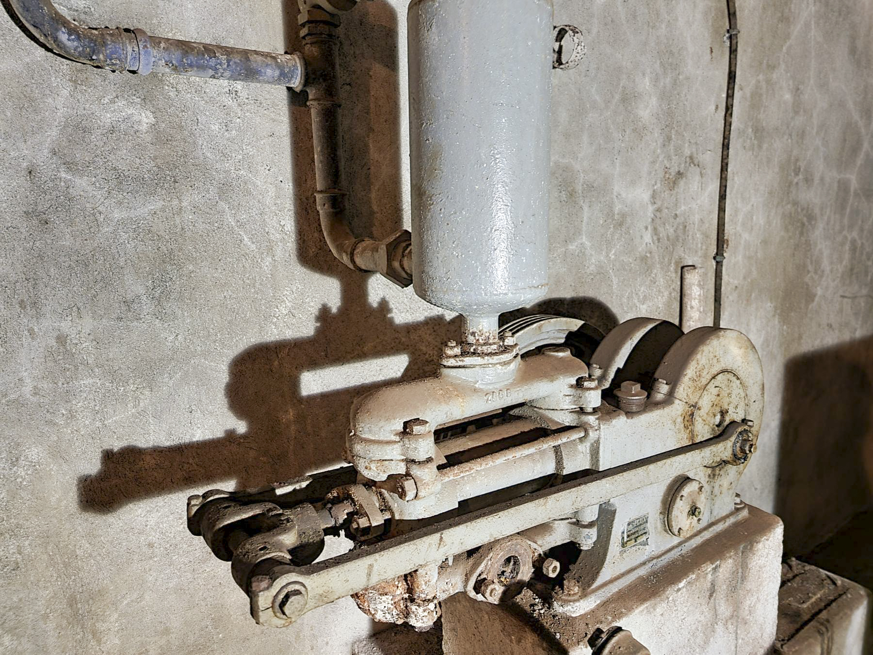 Ligne Maginot - HACKENBERG - A19 - (Ouvrage d'artillerie) - Salle des réservoirs d'eau
Pompe manuelle à piston (en cas de panne de la pompe électrique)