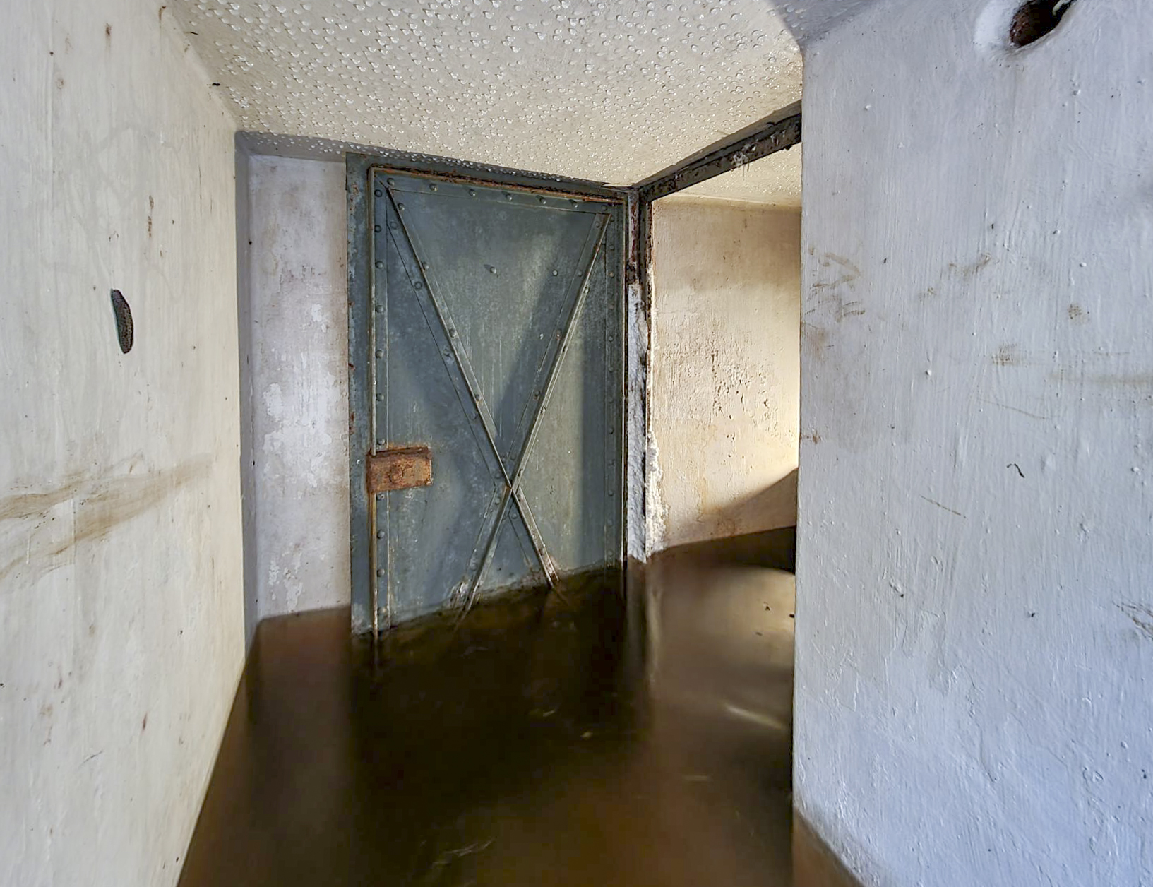 Ligne Maginot - 27M - (Chambre de coupure) - Couloir et accès au local téléphonique. La chambre est partiellement inondée.