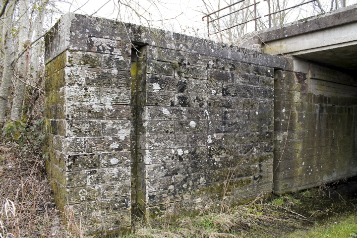 Ligne Maginot - HERBITZHEIM VOIE FERRéE SUD - (Inondation défensive) - Pertuis
Les coulisses ménagées dans les parois latérales pouvaient recevoir des madriers empilés horizontalement afin de former une bouchure