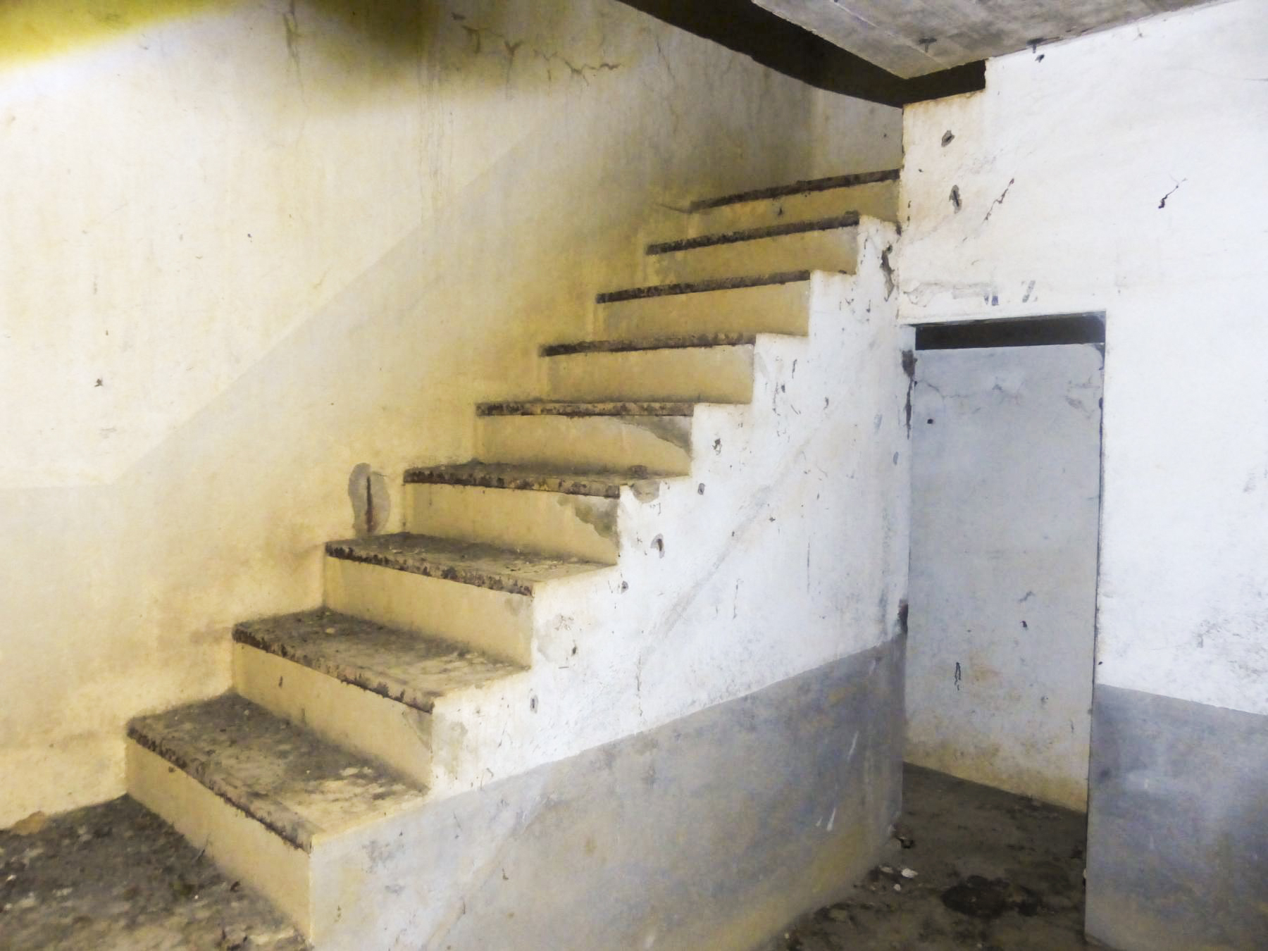 Ligne Maginot - GUERLETTE - (Casemate d'infanterie - double) - L'escalier et en dessous, la pièce de stockage du matériel Z