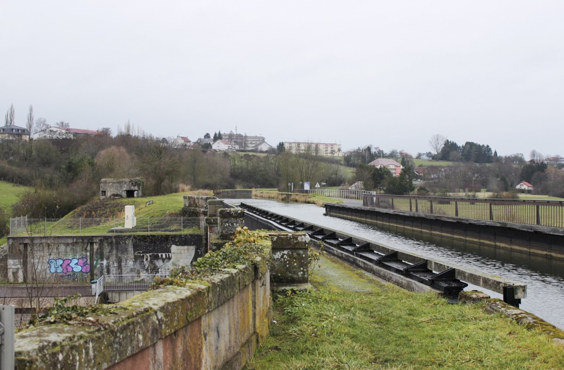 Ligne Maginot - SARRALBE (BARRAGE DE) - (Inondation défensive) - Barrage coté nord. Sur cette photo on peut apercevoir, en contrebas à gauche, les rainures dans le béton destinées à recevoir les poutres de barrage