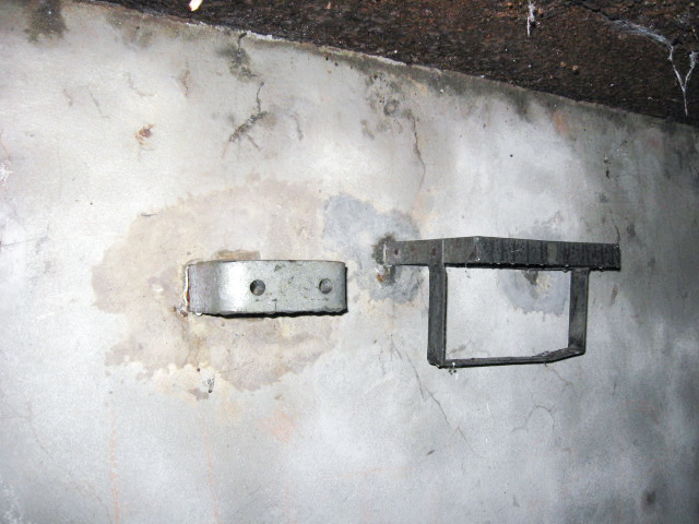 Ligne Maginot - Chambre 2 - Chambre 2
Fixation pour le ventilateur et support pour piles Leclanché utilisées en téléphonie
