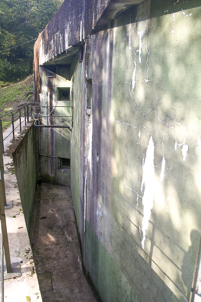 Ligne Maginot - BICHEL SUD - X19 - (Abri) - Vue latérale du fossé diamant. Noter le créneau de défense du fossé
