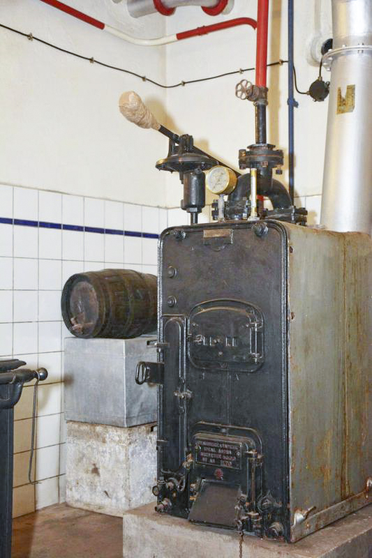 Ligne Maginot - Abri du BICHEL Sud - La cuisine
La chaudière à vapeur de marque IDEAL ASTRA assurant le chauffage de l'abri