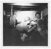 Ligne Maginot - FORT LOUIS OUEST - (Casemate d'infanterie - double) - Tireur au jumelage de mitrailleuses Reibel MAC 31 , chargeur  et sous officier dans  la casemate de Fort Louis Ouest
