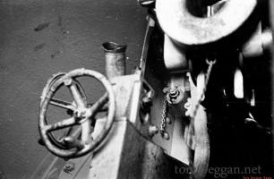 Ligne Maginot - OUVRAGE NEY-RAPP - (Position d'artillerie préparée) - Culasse et volants de pointage d'une pièce de 10 cm sous bouclier
On distingue également la lunette de visée derrière les volants