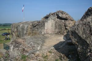 Ligne Maginot - LA SALMAGNE - (Ouvrage d'infanterie) - Bloc 2
Le bloc est dans l'état d'avant la reconstruction et mise en place d'une nouvelle cloche (dont on voit aussi le puits, explosé)