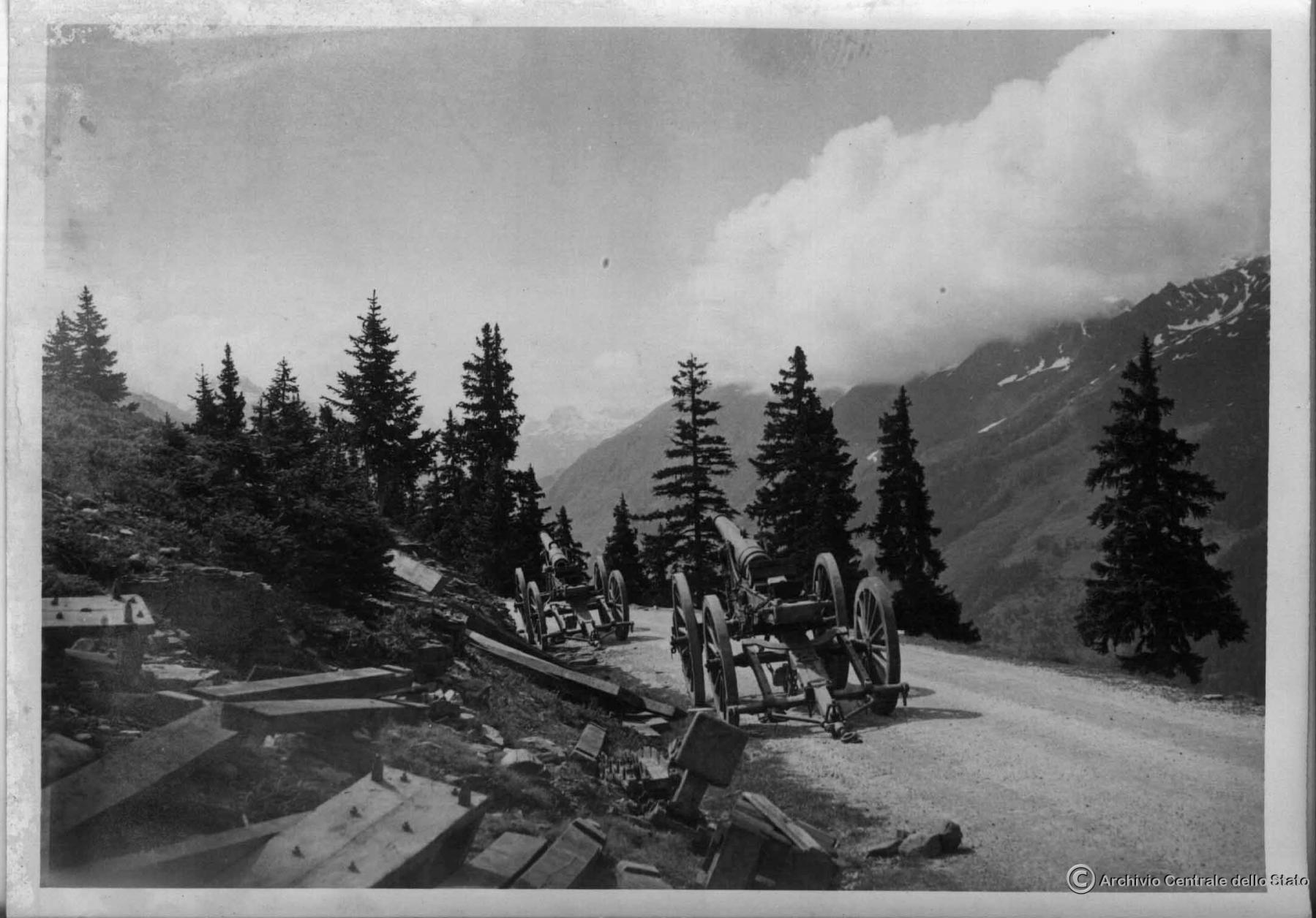 Ligne Maginot - 164° RAP - Pièce de 120 L mod 1878 de Bange - Pièce de 120 L mod 1878 de Bange appartenant à la 9° Bie du IV/164°RAP abandonnée sur la route du Mont-Cenis 
Photo prise par l'armée italienne