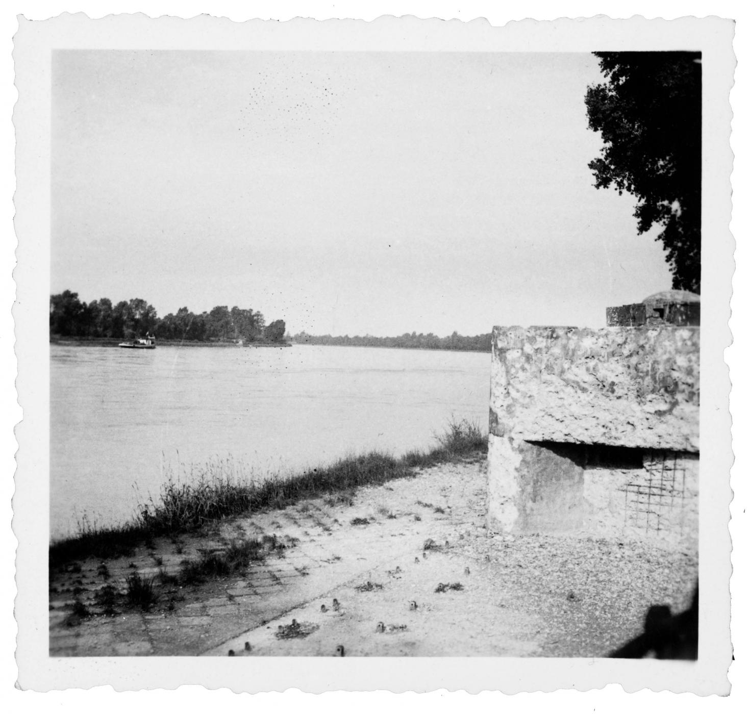 Ligne Maginot - FORT LOUIS OUEST - (Casemate d'infanterie - double) - Le Rhin vu depuis la casemate. Photo vraisemblablement prise fin juin 1940