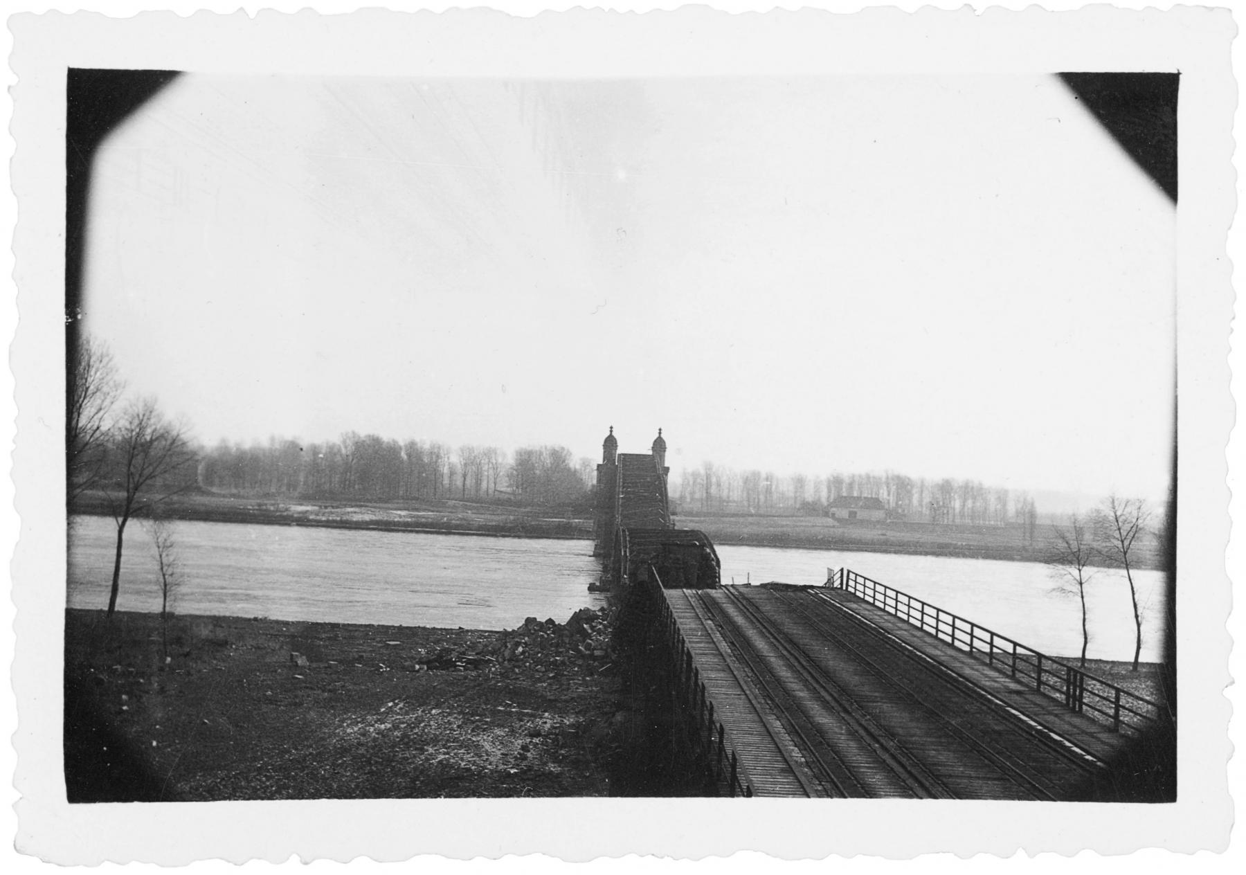 Ligne Maginot - ROPPENHEIM PONT-RAIL 2 - (Blockhaus de type indéterminé) - Les blockhaus du pont rail coté français
Les destructions ont été opérées