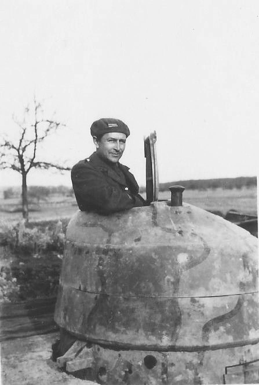 Ligne Maginot - HATTEN NORD - (Cuve pour arme d'infanterie) - Le Lt Albert (PA 7) dans la tourelle démontable