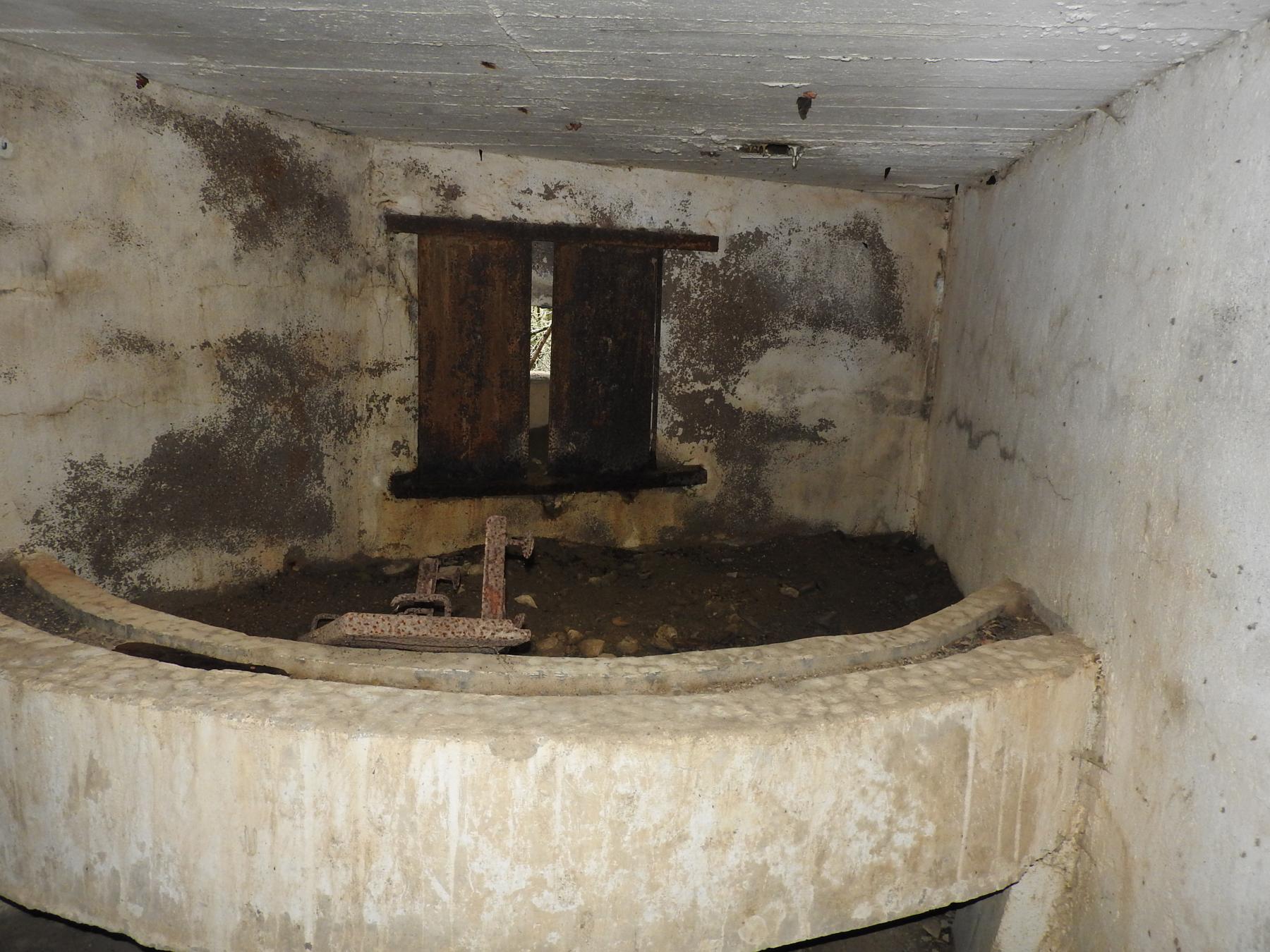 Ligne Maginot - AB16 - (Blockhaus pour canon) - Le flanquement vers la droite.