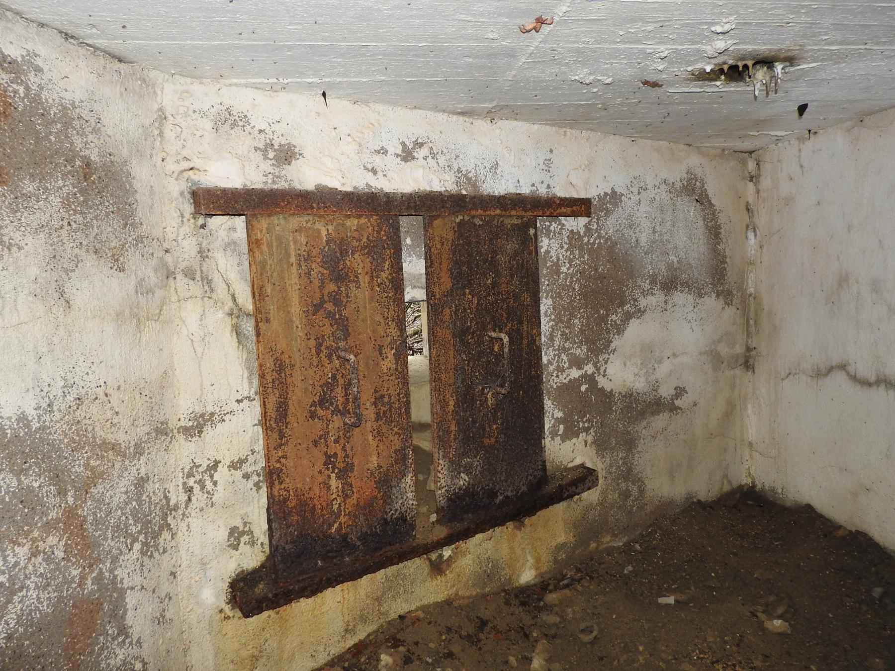Ligne Maginot - AB16 - (Blockhaus pour canon) - Les volets de protection du créneau mitrailleuse.