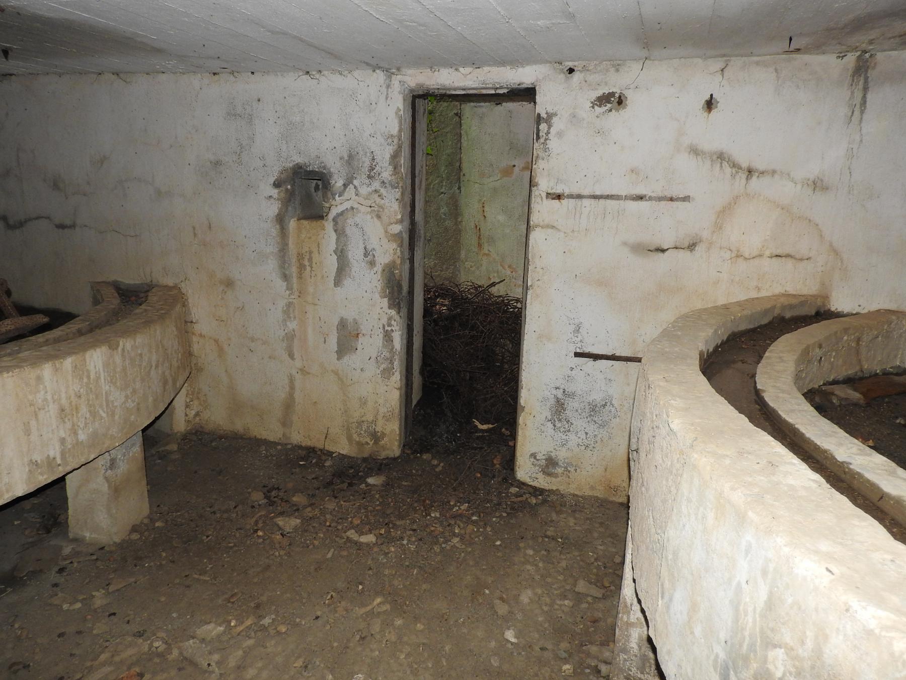 Ligne Maginot - AB16 - (Blockhaus pour canon) - La chambre de tir des mitrailleuses et l'entrée au fond.