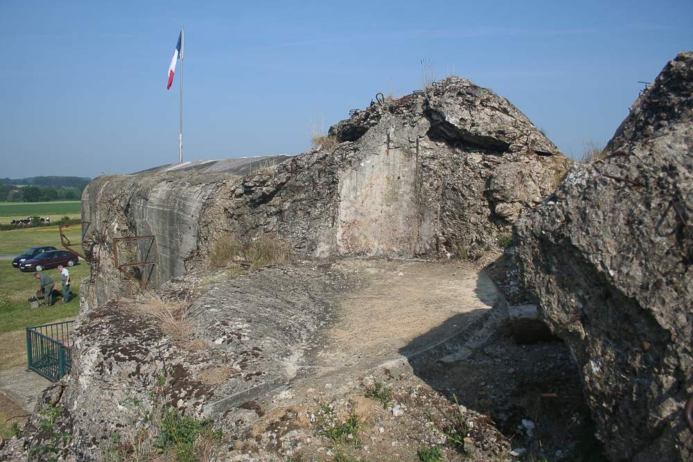 Ligne Maginot - LA SALMAGNE - (Ouvrage d'infanterie) - Bloc 2
Le bloc est dans l'état d'avant la reconstruction et mise en place d'une nouvelle cloche (dont on voit aussi le puits, explosé)