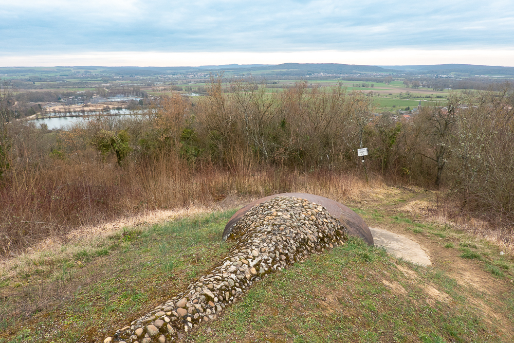 Ligne Maginot - GALGENBERG - A15 - (Ouvrage d'artillerie) - Bloc 5
La cloche JM et sa curieuse crête de galets domine la vallée de la Moselle et l'ouvrage de Sentzich auquel mène le sentier à droite. 
