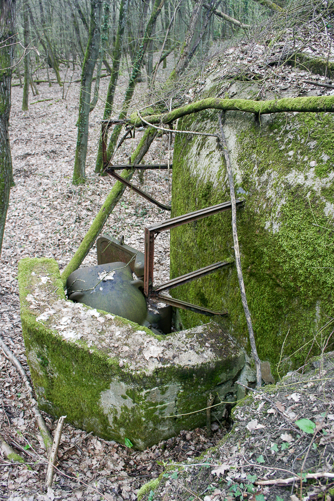 Ligne Maginot - GALGENBERG - A15 - (Ouvrage d'artillerie) - Bloc 2
Vue de dessus de la niche du projecteur ainsi que des supports d'antenne