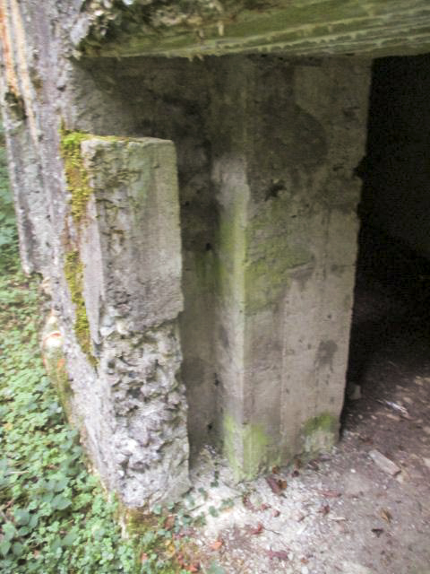 Ligne Maginot - A6 - LA CROUPE - (Blockhaus pour canon) - Porte d'entrée
Aperçu de l'épaisseur du mur, et de la rainure d'obturation par rails.