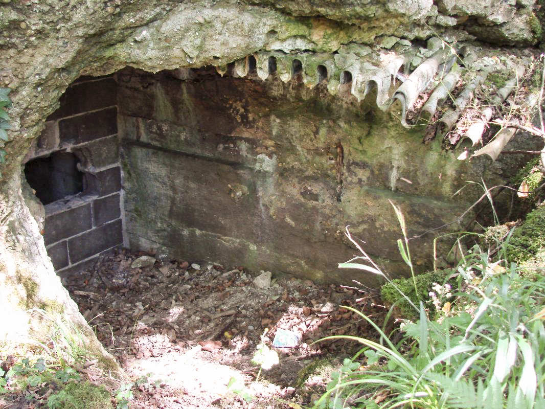 Ligne Maginot - KOENIGSMACKER (FESTE DE) - (Ouvrage d'artillerie) - Mur d'escarpe
Brèche dans le mur.