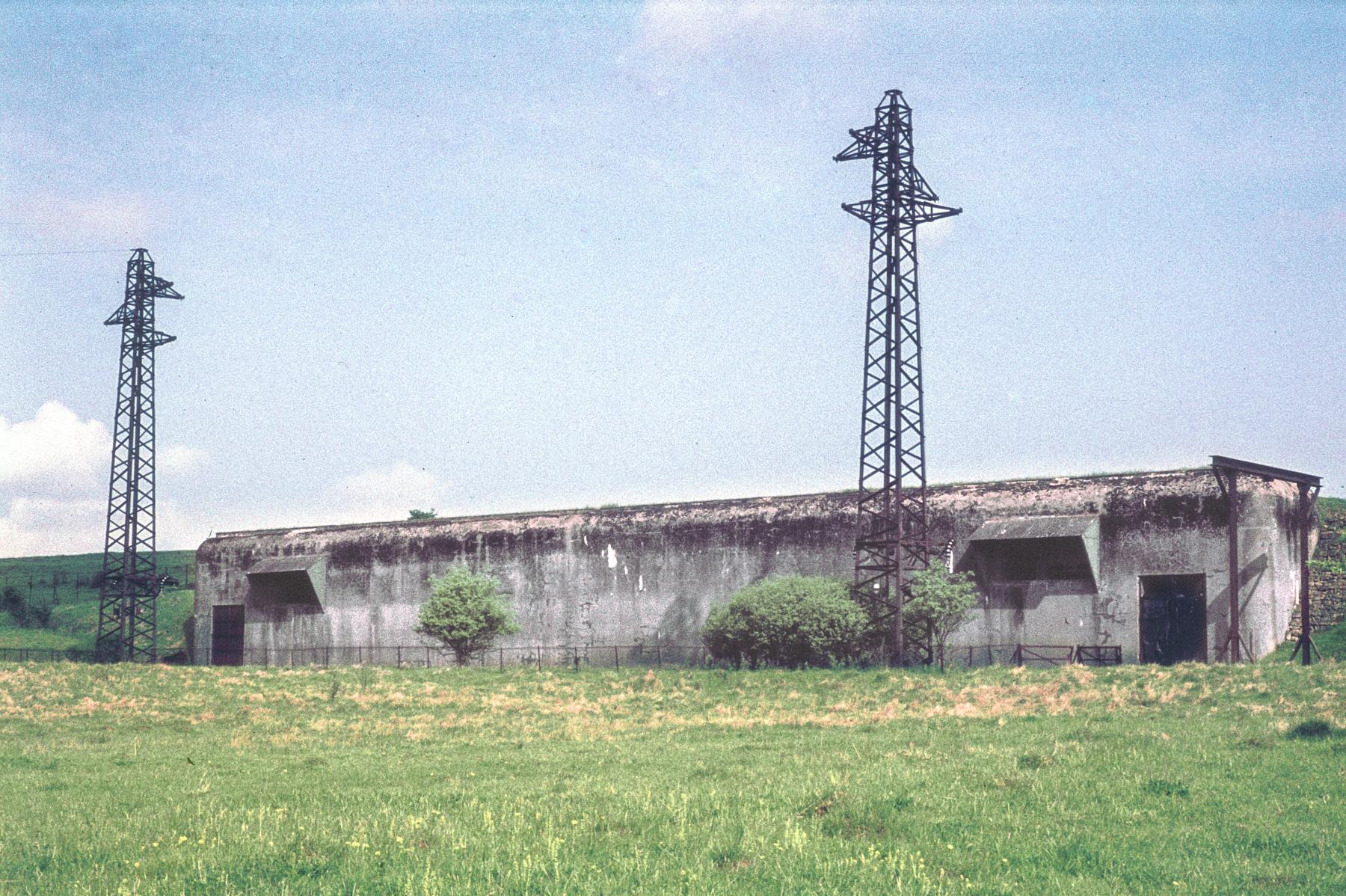 Ligne Maginot - XIVRY CIRCOURT - (Infrastructures électriques) - Photo extérieure en 1975
Les poteaux des arrivées aériennes 65 KV sont encore visibles ainsi que le lorry de manutention à l'extérieur du poste