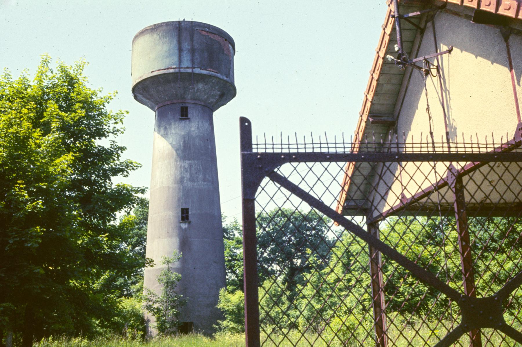 Ligne Maginot - TETING CAMP - (Camp de sureté) - Le château d'eau alimentant le camp
Photo prise en 1989