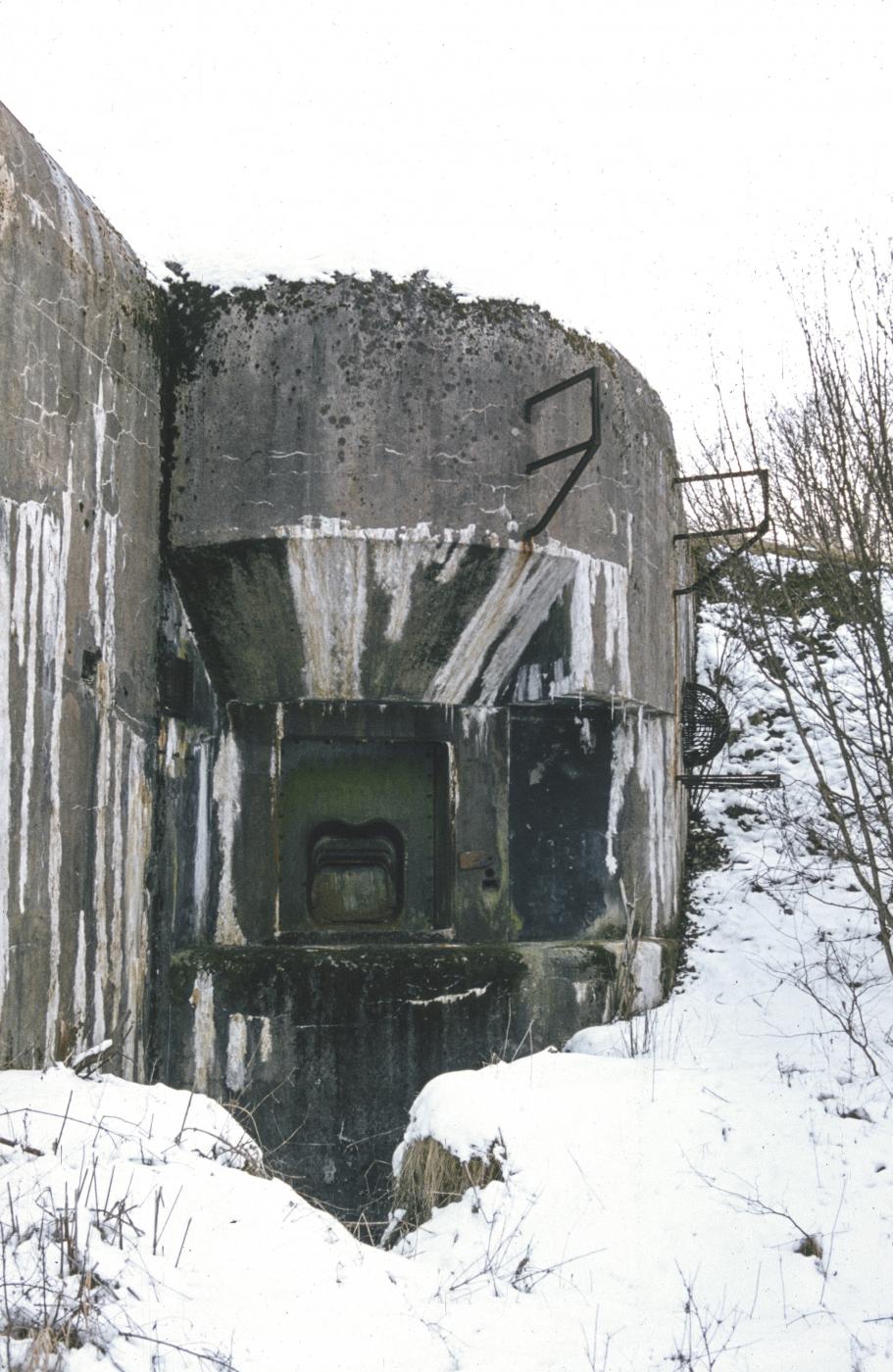 Ligne Maginot - ANZELING - A25 - (Ouvrage d'artillerie) - Bloc 5
Façade avec créneau pour lance-bombes 135mm
