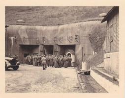 Ligne Maginot - SIMSERHOF - (Ouvrage d'artillerie) - Soldats allemands devant l'entrée des munitions de l'ouvrage.