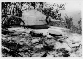 Ligne Maginot - Tourelle démontable pour mitrailleuse mle 35/37 - Une tourelle en place dans sa cuve bétonnée
La trappe et des munitions sont éparpillés à proximité
Identification non connue