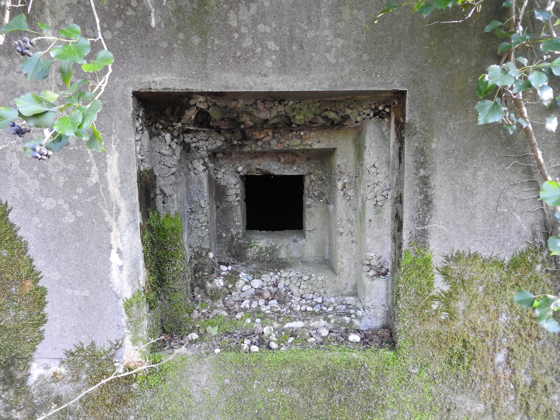 Ligne Maginot - STUDEN NORD-EST - (Blockhaus pour arme infanterie) - La créneau secondaire pour FM orienté vers l'Ouest.