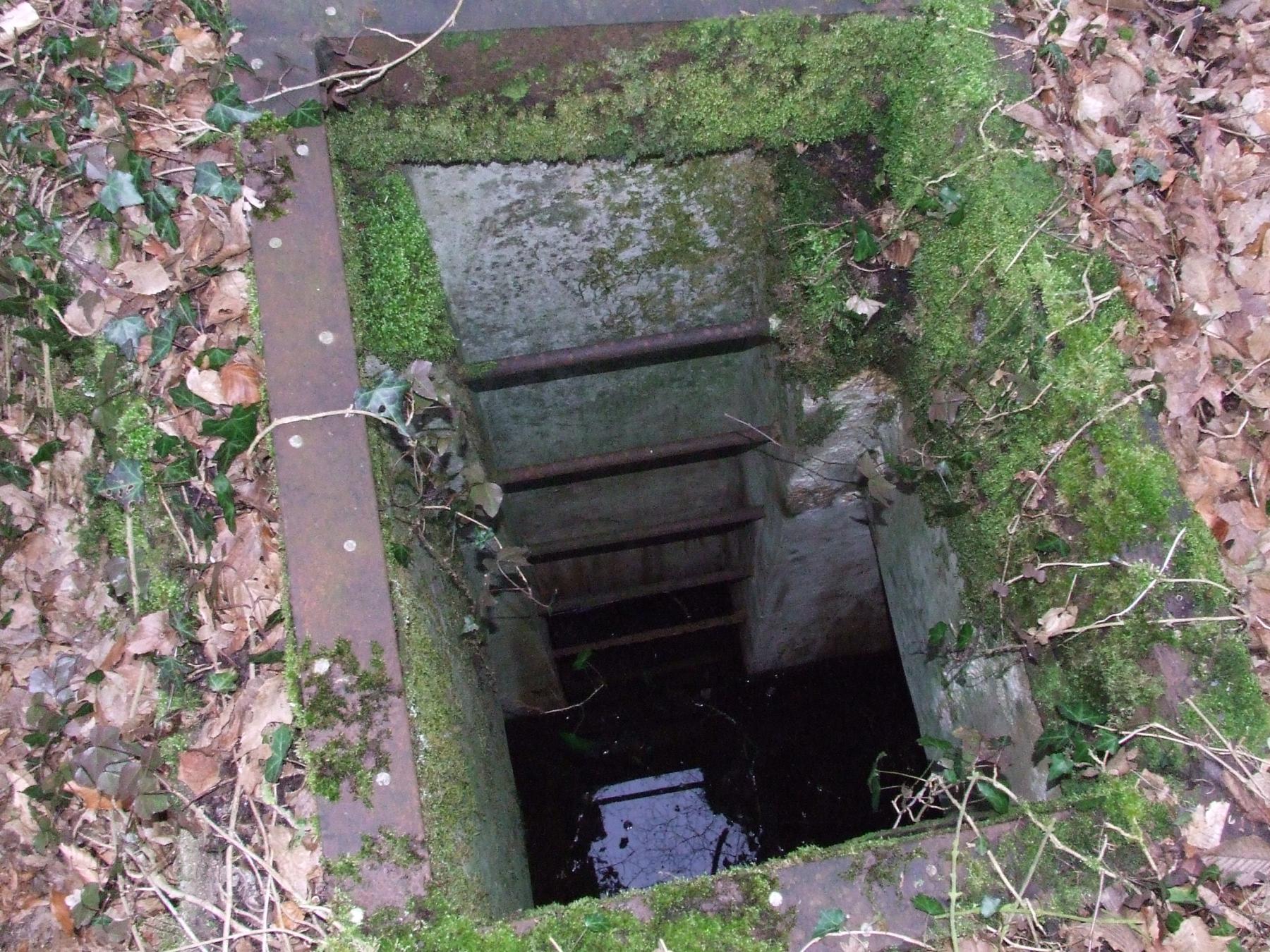 Ligne Maginot - BT45 - (Cuve pour arme d'infanterie) - L'accès en puits à la cuve.