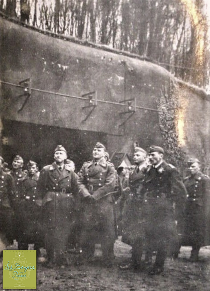 Ligne Maginot - SIMSERHOF - (Ouvrage d'artillerie) - Soldats allemands devant l'entrée des munitions du Simserhof.