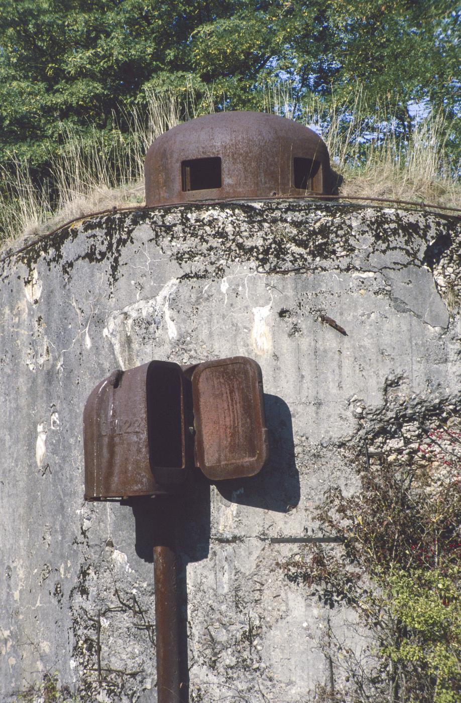 Ligne Maginot - MOTTENBERG SUD - C69 - (Casemate d'infanterie - double) - Cloche GFM et projecteur