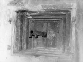 Ligne Maginot - BOIS D'OTTONVILLE - BCA1 - (Casemate d'artillerie) - Photo des années 1970. Une pièce remise en place dans la casemate
le canon dépasse de la plaque d'embrasure