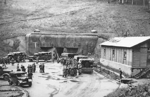 Ligne Maginot - SIMSERHOF - (Ouvrage d'artillerie) - Convoi allemand devant l'entrée munitions de l'ouvrage
